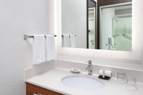 Ένα μπάνιο στο SpringHill Suites Scottsdale North