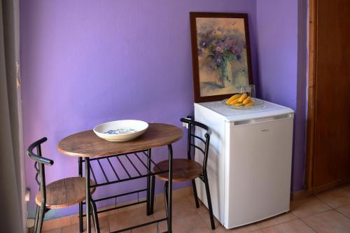 ロードス・タウンにあるMarnin Apartmentsの小さなテーブル、小型冷蔵庫が備わります。
