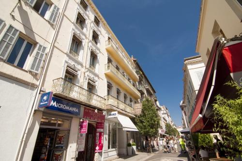a street in a city with buildings at Hôtel La Villa Tosca in Cannes