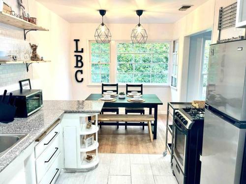 Η κουζίνα ή μικρή κουζίνα στο Beautiful Bright Condo Steps Away from the Beach