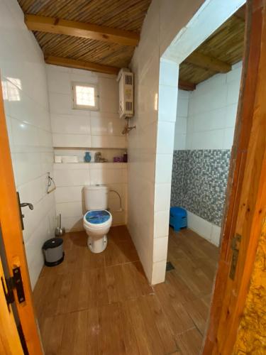 a bathroom with a toilet in a small room at AJARIF ⴰⵊⴰⵔⵉⴼ - Fisherman cabin in Tamri