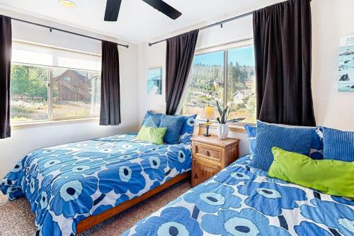 een slaapkamer met 2 bedden en een raam bij Eagle Escape in South Lake Tahoe