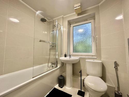 a bathroom with a toilet and a sink and a shower at Samara Plaza/Long Stay Discounts in Headingley
