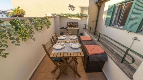 una mesa en el balcón de una casa en 3 Terrace Apartment In Florence, en Florencia