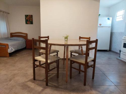 uma cozinha com uma mesa e cadeiras e uma cama em Sol y Monte em Capilla del Monte