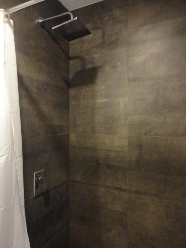 een badkamer met een douche en een douchegordijn bij Hermoso Shanti House en Vista Hermosa 2 in Guatemala
