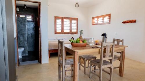 a kitchen and dining room with a table and chairs at Casa da Duna in Tatajuba