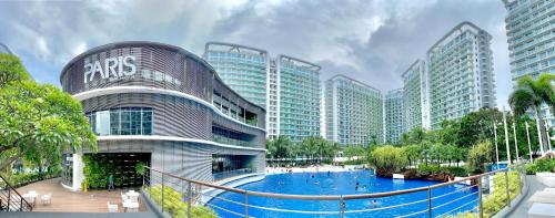 Bazén v ubytování Azure Urban Beach Resort Residences nebo v jeho okolí