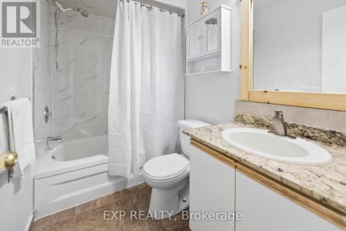 uma casa de banho branca com um lavatório e um WC em Cozy Place-Laid Back em Mississauga