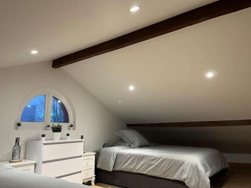 une chambre avec deux lits et une fenêtre dans l'établissement B1 Appart 2022 - 10min PARIS/EXPO - 5 rooms/6 beds, à Bagneux