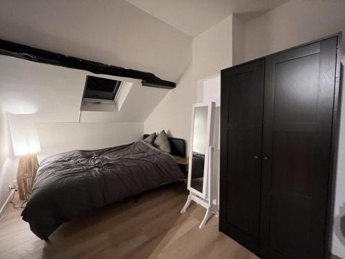 una camera con letto e armadio nero di Quality Suites - Proche Versailles Paris - Parking Gratuit a Saint-Germain-en-Laye