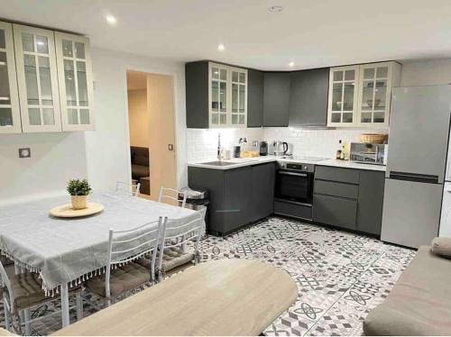 a kitchen with a table and a dining room at B0 Appart 2022 - 10min PARIS/EXPO - 5 rooms/6 beds in Bagneux