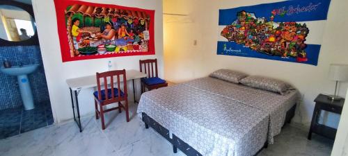 Schlafzimmer mit einem Bett und einem Tisch sowie einem Tisch und Stühlen in der Unterkunft Playa El Obispo F La Libertad Playa El Obispo in La Libertad