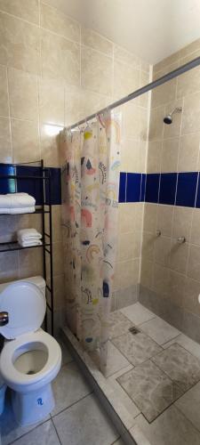 un baño con inodoro y ducha en Playa El Obispo D La Marea building La Libertad, en La Libertad