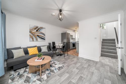Skyvillion - COZY House in Rochester, Kent- 3 Bed with Garden, WiFi & Parking