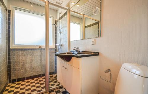 Koupelna v ubytování Nice Home In Ebeltoft With Private Swimming Pool, Can Be Inside Or Outside