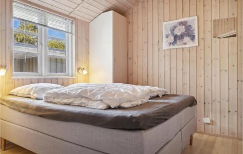 Säng eller sängar i ett rum på Beautiful Home In Ebeltoft With Kitchen