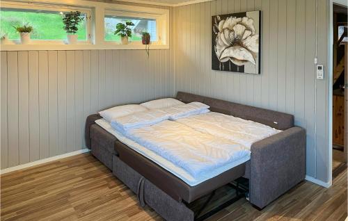Bett in der Ecke eines Zimmers in der Unterkunft Awesome Home In Hauglandshella With Kitchen in Kolavåg