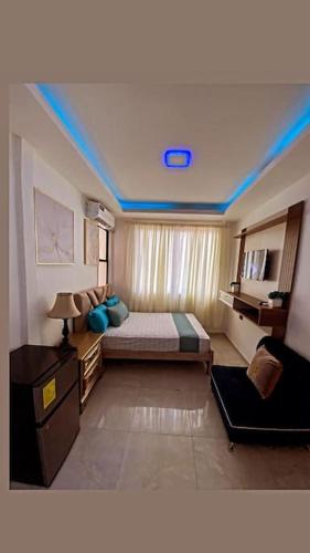 een slaapkamer met een bed met een blauw plafond bij HABITACIÓN JUNIOR EN CDLA PRIVADA in Guayaquil