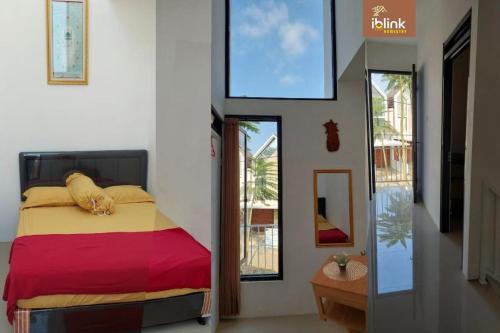 瑪琅的住宿－IbLink Homestay Family Homestay di Dau Malang，一张卧室的两张照片,卧室里有一张床