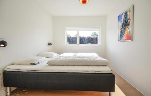 エーベルトフトにあるAmazing Home In Ebeltoft With 4 Bedrooms, Sauna And Wifiの窓付きの白い部屋のベッド1台