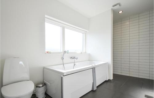 エーベルトフトにあるLovely Home In Ebeltoft With Wifiのバスルーム(洗面台、トイレ付)、窓が備わります。