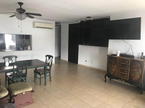 a living room with a table and chairs and a ceiling fan at PH Cosmopolitan Towers Business Trip Flat with 2 Rooms fitting up to 6 people in Panama City