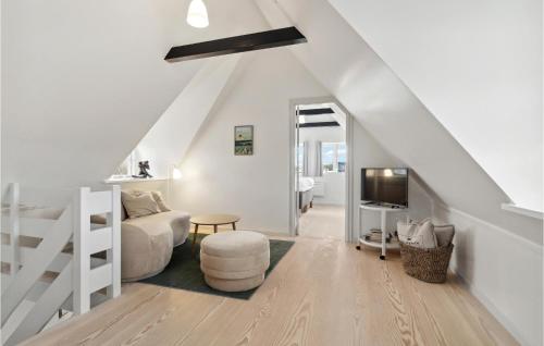 uma sala de estar branca com uma cama e uma televisão em 3 Bedroom Nice Home In Fan em Sønderho