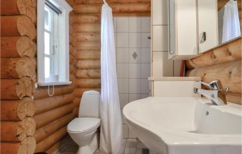 Skødshoved StrandにあるBeautiful Home In Knebel With 4 Bedrooms, Sauna And Wifiのバスルーム(白いトイレ、シンク付)