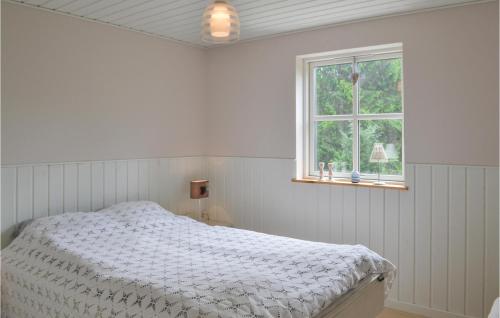エーベルトフトにあるBeautiful Home In Ebeltoft With 2 Bedrooms And Wifiの白いベッドルーム(ベッド1台、窓付)