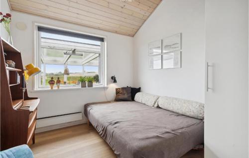 ein Wohnzimmer mit einem Sofa und einem Fenster in der Unterkunft Stunning Home In Broager With Wifi in Broager