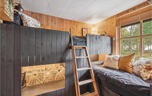 Un dormitorio con literas y una escalera en una habitación en 2 Bedroom Gorgeous Home In Hjslev, en Højslev