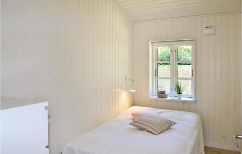ein Schlafzimmer mit einem Bett mit einem Kissen darauf in der Unterkunft Lovely Home In Hornslet With Kitchen in Hornslet