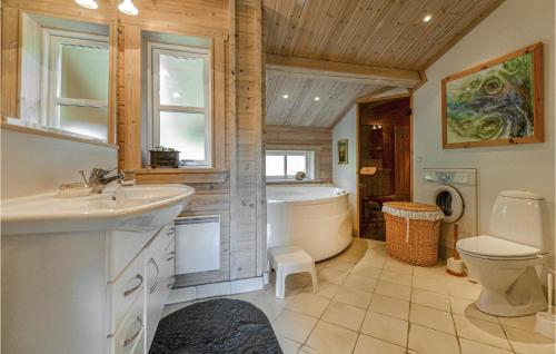 y baño con bañera, lavabo y aseo. en Nice Home In Ebeltoft With Kitchen en Ebeltoft