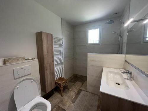 een badkamer met een toilet en een wastafel bij Maison La Bernerie-en-Retz, 5 pièces, 7 personnes - FR-1-612-126 in La Bernerie-en-Retz