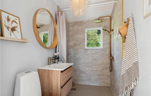 uma casa de banho com um lavatório e um espelho em Cozy Home In Grlev With Kitchen em Gørlev