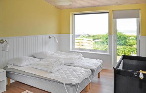 ein Schlafzimmer mit einem Bett und einem großen Fenster in der Unterkunft Awesome Home In Knebel With Wifi in Knebel