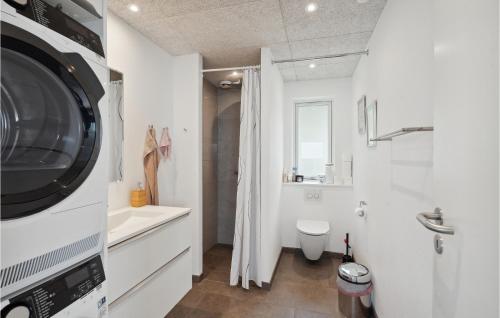 y baño con lavabo y lavadora. en Stunning Home In Esbjerg V With Kitchen, en Esbjerg