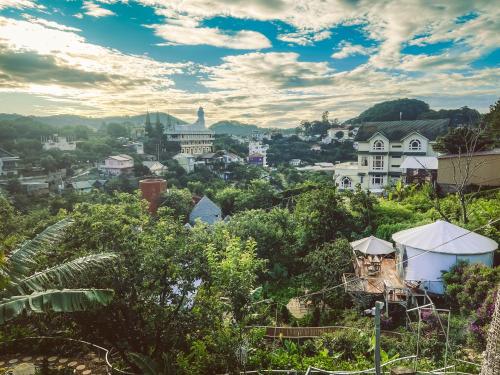 Blick auf eine Stadt von einem Hügel mit Bäumen in der Unterkunft Nay Bungalow Dalat in Da Lat