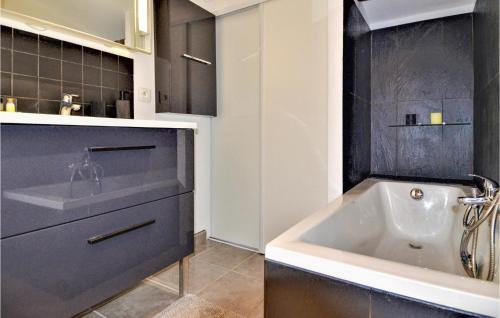 een badkamer met een wastafel en een bad bij Stunning Home In Laudun-lardoise With Wifi in Laudun
