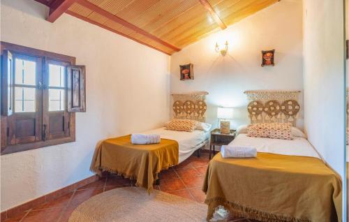 2 Betten in einem Zimmer mit Fenster in der Unterkunft Gorgeous Home In Teba With Kitchen in Teba