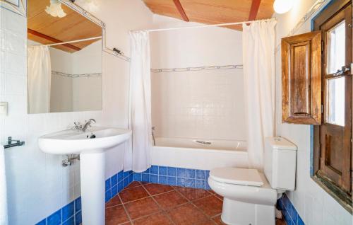 ein Badezimmer mit einem Waschbecken, einem WC und einer Badewanne in der Unterkunft Gorgeous Home In Teba With Kitchen in Teba