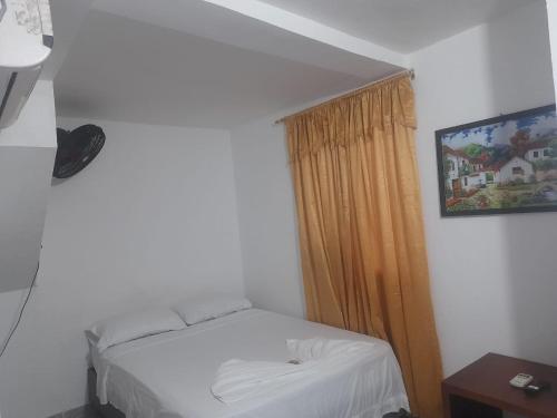 巴蘭卡韋梅哈的住宿－HOTEL HOUSE CIA，一间小卧室,配有床和窗户