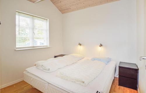 Cama blanca en habitación con ventana en 3 Bedroom Amazing Home In Juelsminde, en Sønderby