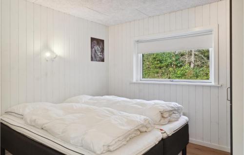 Postel nebo postele na pokoji v ubytování Awesome Home In Vggerlse With Kitchen