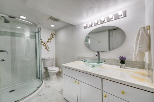 een badkamer met een glazen wastafel en een douche bij New Downtown on Bsu Campus 4 Beds Fully Remodeled in Boise