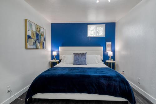 ボイジーにあるNew Downtown on Bsu Campus 4 Beds Fully Remodeledの青い壁のベッドルーム1室、ベッド1台が備わります。