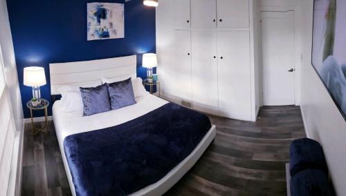 - une chambre avec un grand lit et un mur bleu dans l'établissement New Downtown on BSU Campus 3 Beds Fully Remodeled, à Boise