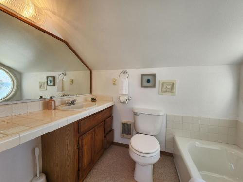 ein Badezimmer mit einem WC, einem Waschbecken und einer Badewanne in der Unterkunft New Warm Beach House Stanwood in Stanwood