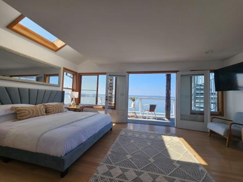 una camera con letto e vista sull'oceano di New Warm Beach House Stanwood a Stanwood